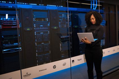 woman_looking_at_laptop_in_data_center